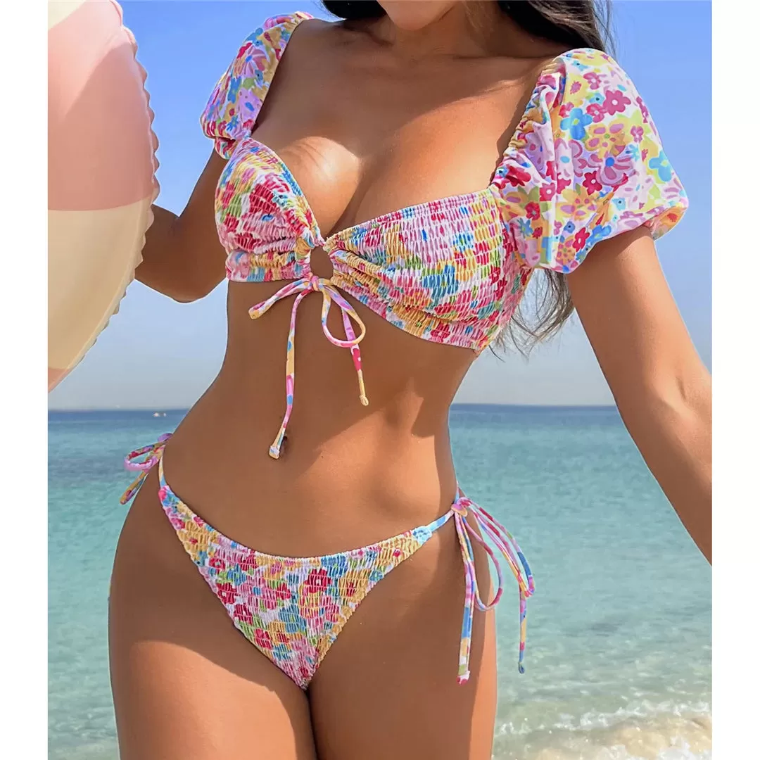 In Full Bloom geblümter Bikini mit Puffärmeln