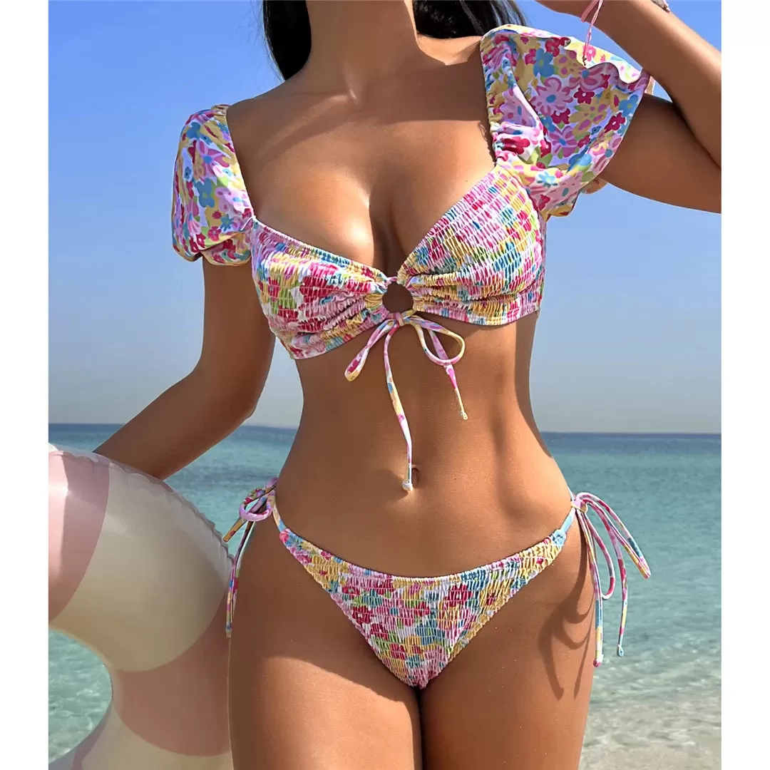 In Full Bloom geblümter Bikini mit Puffärmeln