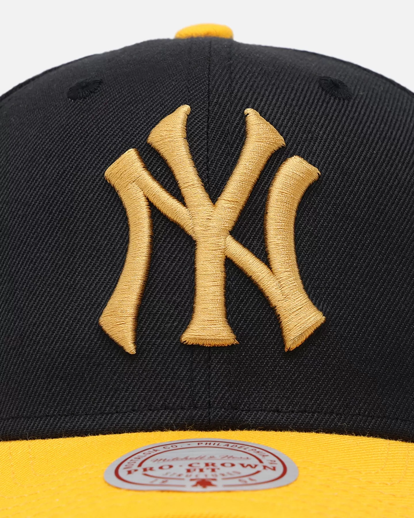 Mitchell & Ness New York Yankees Enter The Dragon Pro Crown Snapback Black/Ochre